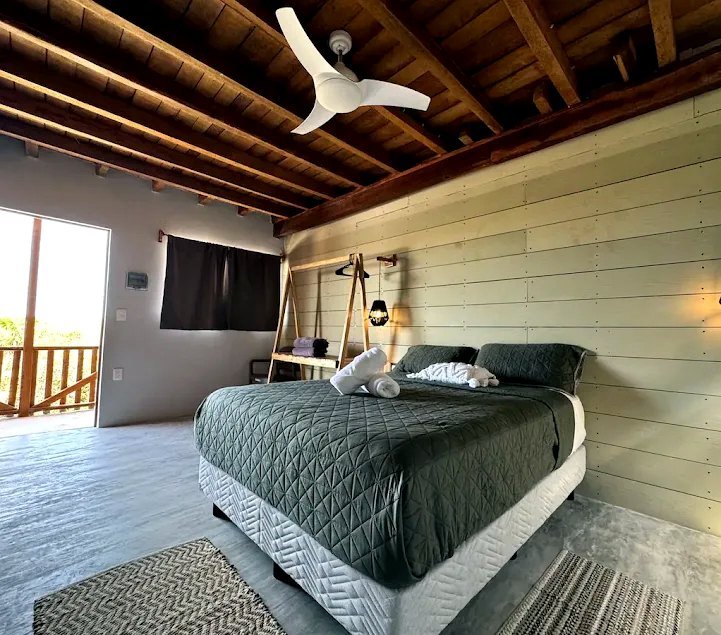 Habitación principal con cama y terraza